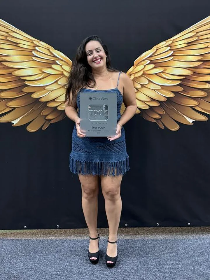 Erica Duran com a placa Reward Platinum de 700K em vendas