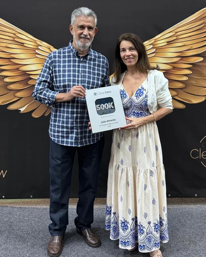 João Almeida e sua esposa com a placa Reward Black de 500K em vendas