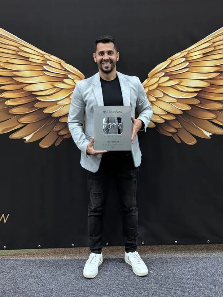Luiz Souza com a placa Reward Platinum de 700K em vendas
