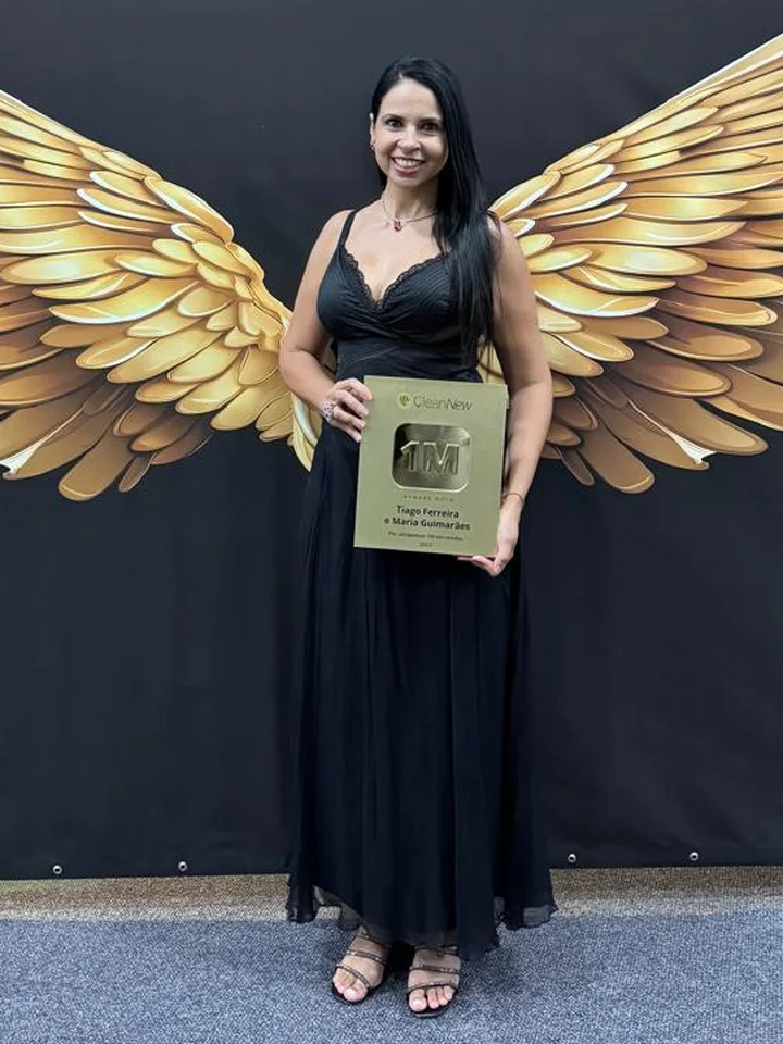 Maria Guimarães com a placa Reward Gold de 1M em vendas